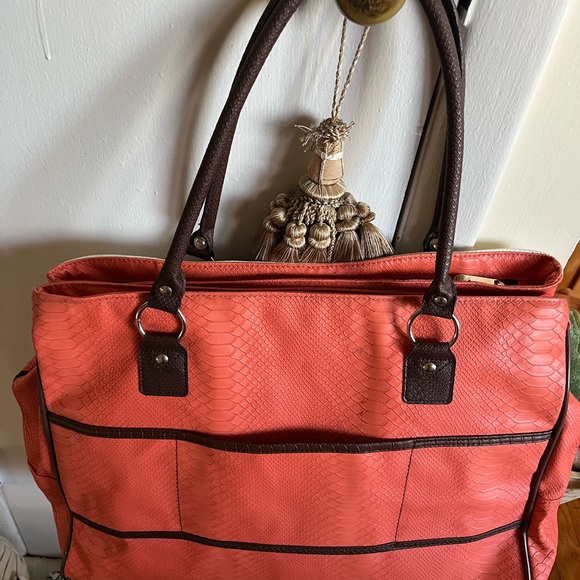 Guess overnight bag never used - Picture 2 of 6